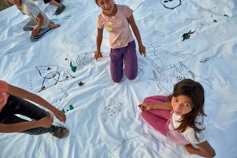 Maliarský workshop s rómskymi deťmi na východnom Slovensku --- Action painting in Romany settlement in Eastern Slovakia