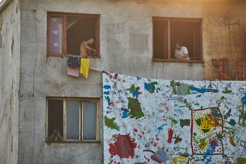 Maliarský workshop s rómskymi deťmi na východnom Slovensku --- Action painting in Romany settlement in Eastern Slovakia